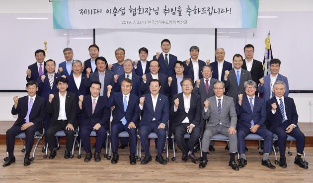 이용섭 광주광역시장이 3일 서울 한국상하수도협회 비상홀에서 제11대 회장 취임식을 갖고 3년의 임기를 시작했다.
