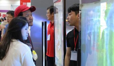 관람객들이 페인트팜의 ‘S-페인트’를 이용한 영상 디스플레이를 살펴보고 있다.