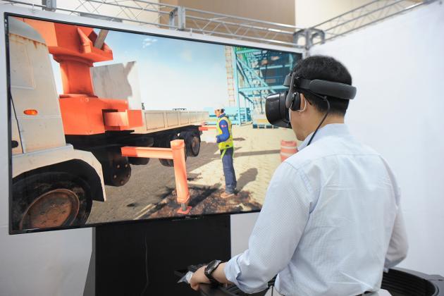 하석주 롯데건설 대표가 VR 안전 교육을 체험하고 있다.