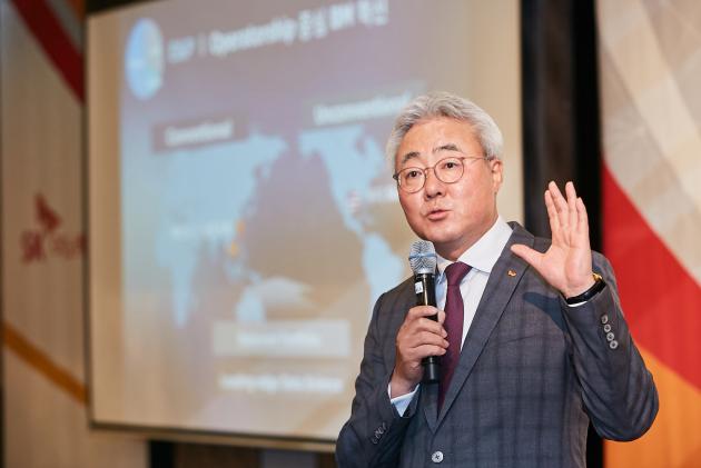 지난 5월말 열린 SK이노베이션 2019 기자간담회에서 김준 총괄사장이 ‘그린밸런스 독한 혁신’을 통한 경제적가치+사회적가치 창출계획을 설명하고 있다.