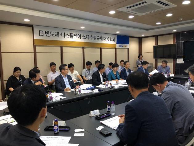 경기도는 11일 경기도청에서 ‘일본 반도체·디스플레이 소재 수출규제 대응 TF팀’ 1차 회의를 개최했다.