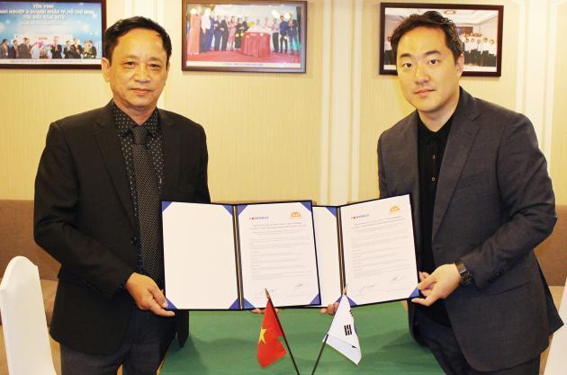 16일 베트남 호찌민에서 장동진 파워맥스 대표(오른쪽)와 짠 호이낭 사이공 선나이트 인더스트리 테크놀러지 컴퍼니 대표가 협력 MOU를 맺고 있다. 
