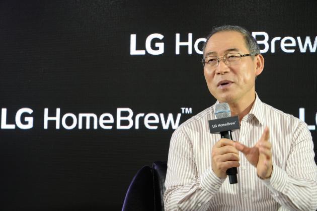 송대현 LG전자 사장(H&A사업본부장)이 세계 첫 캡슐형 수제맥주제조기 'LG 홈브루(LG HomeBrew)' 출시행사에서 질문에 답을 하고 있다
