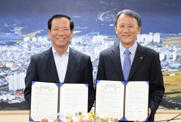 김영기 승강기안전공단 이사장(오른쪽)과 구인모 거창군수는 17일 ‘세계승강기 허브도시 조성사업 업무협약’을 체결했다.