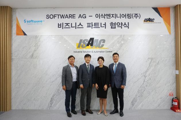 이삭엔지니어링(주)과 Software AG 등 양사 임원들이 총판 파트너십 계약을 맺은 뒤 한자리에 모였다. 왼쪽부터 이삭엔지니어링의 김범수 부사장과 김창수 대표, Software AG의 Anneliese Schulz(Regional President Asia Pacific & Japan), 이진일 한국지사 지사장.