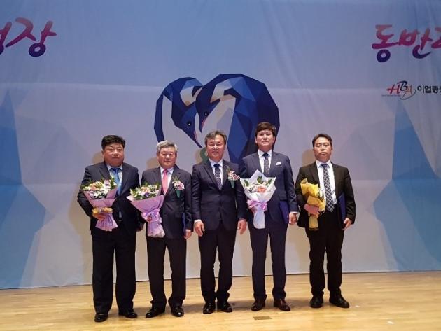 배재철 윌네트 대표(오른쪽 두 번째)가 한국남동발전 이업종중소기업협의회 관계자들과 함께 사진을 촬영하고 있다.