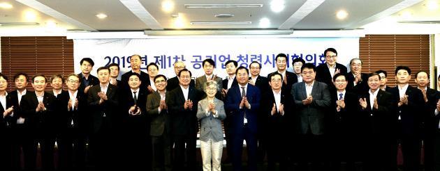 한국전력 등 36개 공공기관은 19일 서울 프레스센터에서 ‘공기업 청렴사회협의회' 회의를 열고 ‘공기업 청렴사회협약’을 체결했다.
