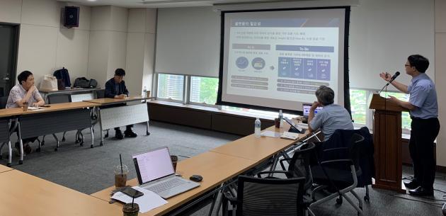 지난 18일 KTX 대전역사에서 열린 ‘4차산업혁명 입문 과정 개발 워크숍’에 참가한 전력그룹사 관계자들이 의견을 개진하고 있다.