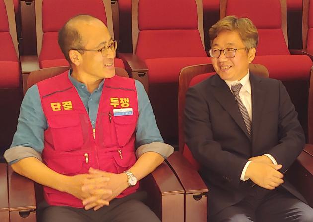 지난 11일 열린 채희봉 제17대 한국가스공사 사장 취임식에서 송규석 위원장과 채희봉 사장이 환담을 나누고 있다.