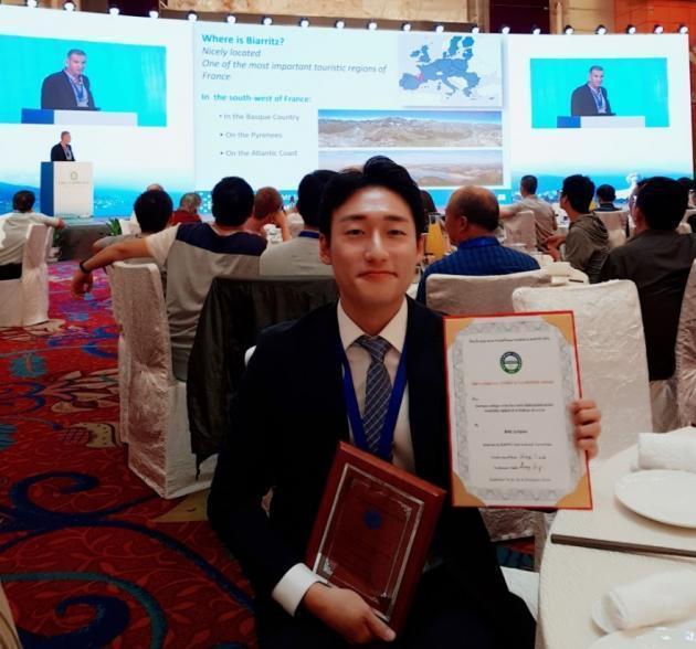 배정수 학생이 지난해 9월 중국 창사에서 열린 EAPPC학회에서 YOUNG RESEARCHER AWARD 를 수상하고 포즈를 취하고 있다. 