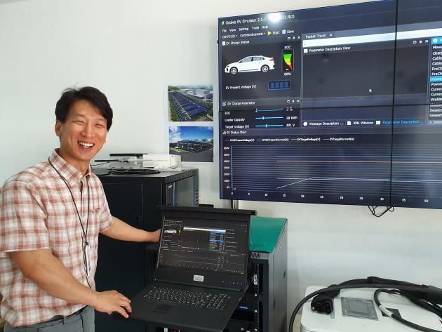 김현웅 그리드위즈 이모빌리티사업본부장이 EV 에뮬레이터에 대해 설명하고 있다.