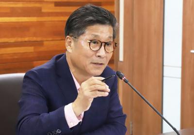 류재선 전기공사협회 회장이 오송사옥의 국가적 역할에 대해 답변하고 있다.