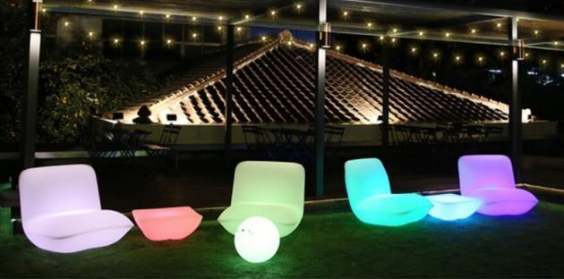 LED의자는 공원, 카페 등 넓은 야외 라운지에 잘 어울리며 다양한 색상으로 공간을 자유롭게 장식한다.(사진=스토리트리그룹)
