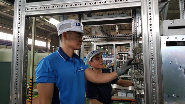 LS산전 베트남 하노이 공장에서 직원들이 수배전반 제품을 점검하고 있다.