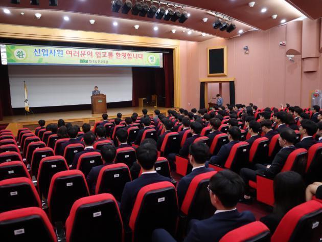 충남 태안군 한국발전교육원에서 한국남동발전 신입사원들의 입소식이 개최됐다.