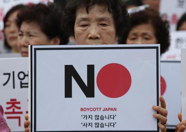 일본 수출규제 조치 규탄대회에서 참가자들이 '보이콧 재팬'이 적힌 피켓을 들고 있다. 일본제품 불매운동이 장기화되면서 일본계 승강기업체들도 불똥이 튀지 않을까 노심초사하는 분위기다. (제공: 연합뉴스) 