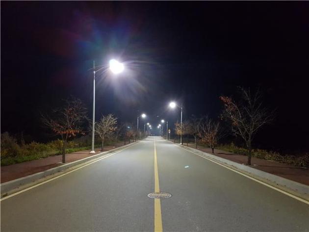 이번에 LED가로등으로 새롭게 교체된 이천시의 한 도로 전경. 