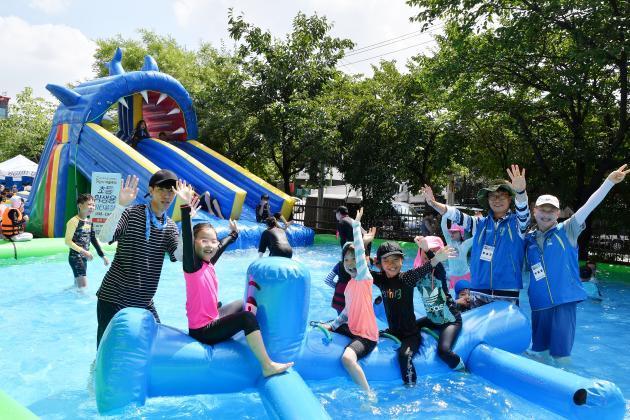 ‘2019, GS파워와 함께하는 어린이 쿨 썸머 페스티벌’에서 참가자들이 물놀이를 즐기고 있다.