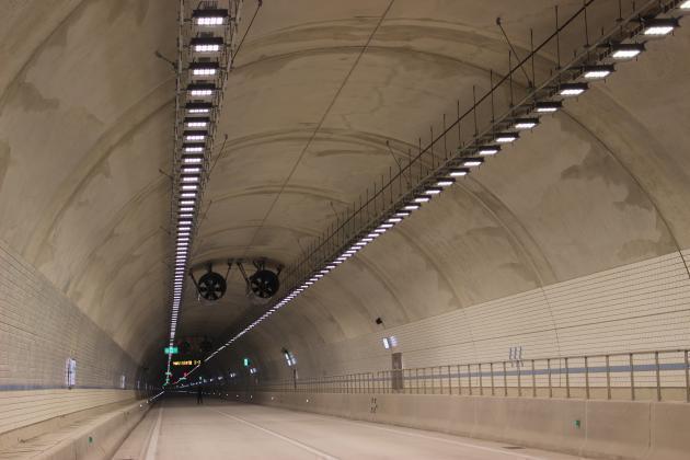 LED터널등을 설치한 도로공사의 터널 모습. 