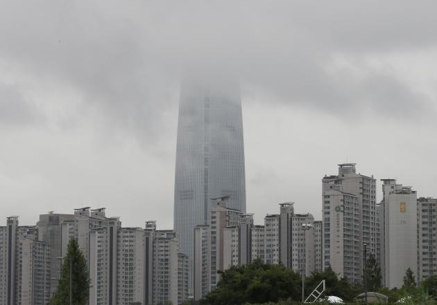 롯데월드타워가 비구름에 가려져 있다. (제공: 연합뉴스)