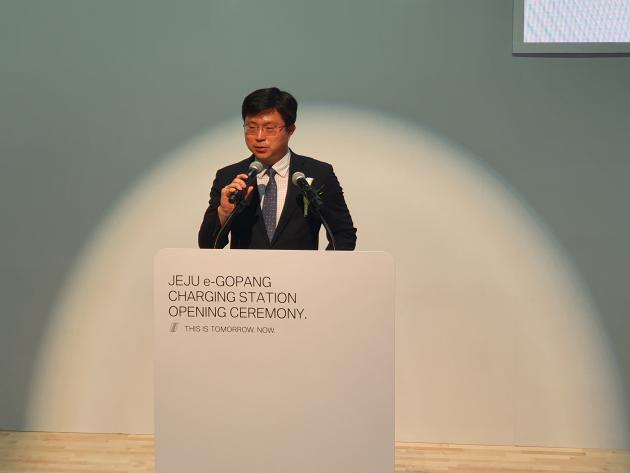 고흥범 BMW코리아 대외협력실 이사가 지난 9일 한국에너지기술연구원 제주글로벌연구센터에서 열린 ‘제주 e-고팡 차징 스테이션 오프닝 세레모니’에 참석해 환영사를 전했다.