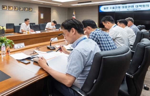지난 8일 부산 남구 한국남부발전 본사에서 남부발전 관계자들이 ‘일본 수출규제 대응관련 대책회의’를 진행하고 있다.