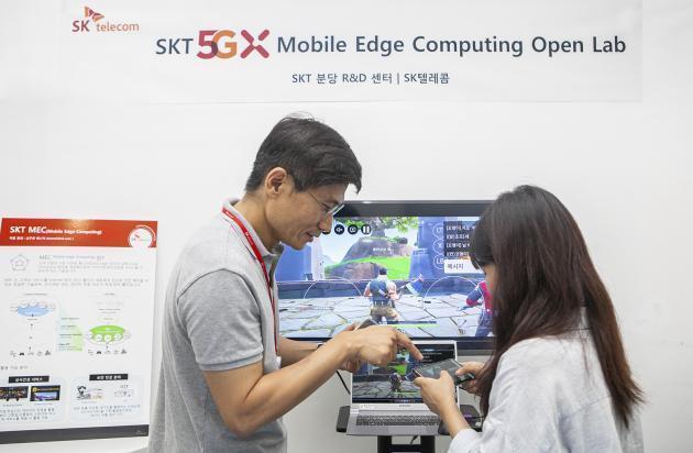 SK텔레콤 연구원들이 분당 소재 ICT기술센터에서 '5GX MEC' 기반 게임&방송 플랫폼 'Watch&Play'를 개발하고 있다.