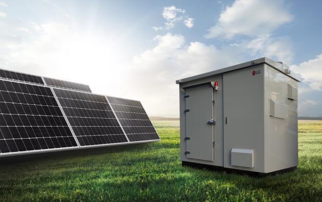 LG전자가 13일 100kW급 태양광 발전용 올인원 에너지저장장치(ESS;Energy Storage System)를 출시했다. 사진은 올인원 ESS 제품.