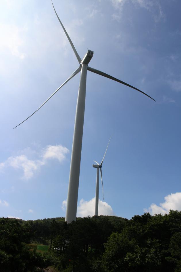 풍력발전기가 바람을 에너지원으로 삼아 전기를 생산하고 있다.