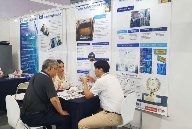 KTL은 자체 기술로 개발한 ‘공연장 방화막 시스템’을 중국 국제 공연기술 전시회에 선보였다.
