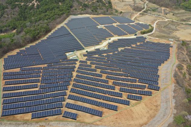 (주)재강전기가 U파일 공법과 알루미늄 상부 구조물을 사용해 지난 4월 준공한 5.7MW 규모의 충남 부여군 소재 태양광발전소.