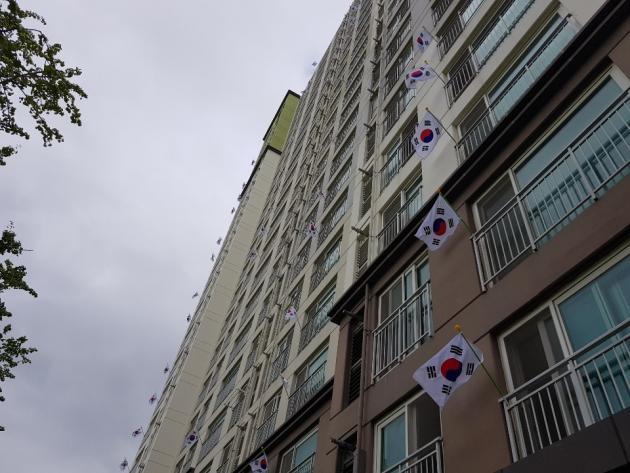 제74주년 광복절인 15일 충남 태안군 한국서부발전 본사 사택에 태극기가 게양돼 있다.