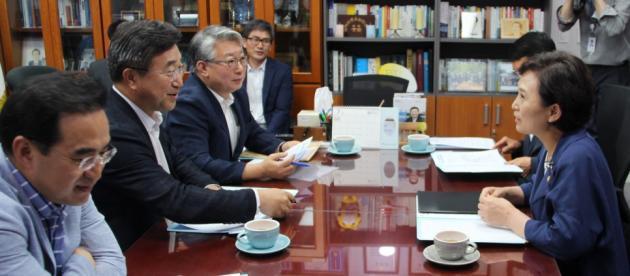 지난 5일 조응천 의원은 윤호중 의원, 박홍근 의원과 함께 수도권 광역교통망 기본구상에 6호선 연장사업 반영을 요청하기 위해 김현미 국토부 장관을 면담했다. 