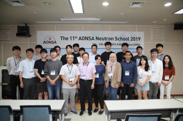 한국원자력연구원이 19일 본사에서 개최한 ‘제11회 아시아-오세아니아 중성자 산란 스쿨’에 아시아-오세아니아 중성자 과학자와 관계자들이 참석해 기념촬영을 하고 있다.