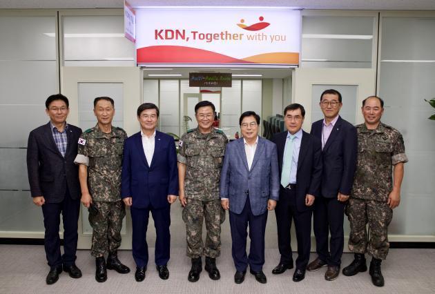 한전KDN은 21일 전남 장성군에 위치한 육군보병학교에서 장병들의 복지 증진과 사회적 가치 실현을 위한 ‘KDN IT움 4호’ 기증식을 가졌다.
