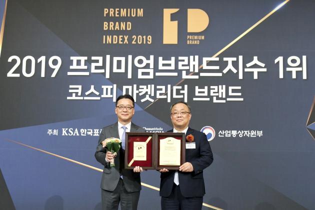 남승현 롯데렌탈 경영지원부문장(왼쪽)과 이상진 한국표준협회장이 ‘2019 KS-PBI’ 시상식에 참석했다.