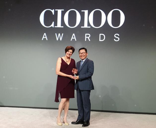 이갑수 삼성전기 글로벌기술센터장(상무·오른쪽)이 ‘CIO 100 어워즈’를 수상하고 있다.