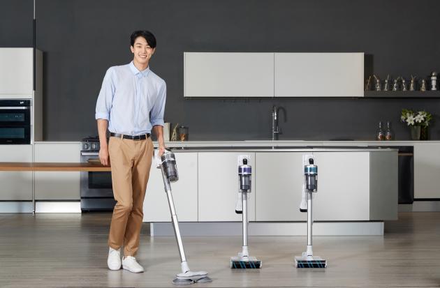 삼성전자 모델이 무선 청소기 '삼성 제트' 의 신규 라인업을 소개하고 있다.