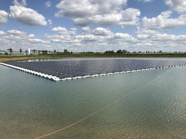 한화큐셀의 태양광 모듈이 설치된 네덜란드 린지워드 수상태양광 발전소.  