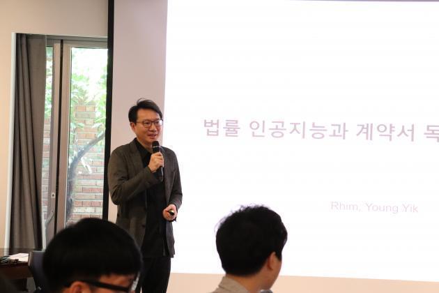 26일 서울 서초구 나우리아트센터에서 임영익 인텔리콘 대표가 AI기술에 대해 설명하고 있다.