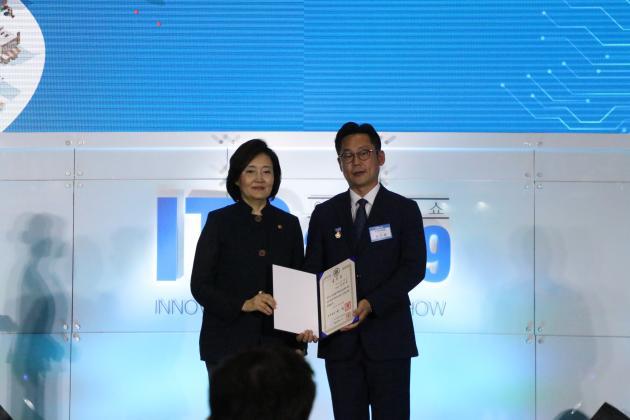 박영선 중소벤처기업부 장관(왼쪽)과 손인석 코아비스 대표가 지난 26일 서울 코엑스에서 열린 ‘제20회 중소기업혁신대전’에 참석했다.