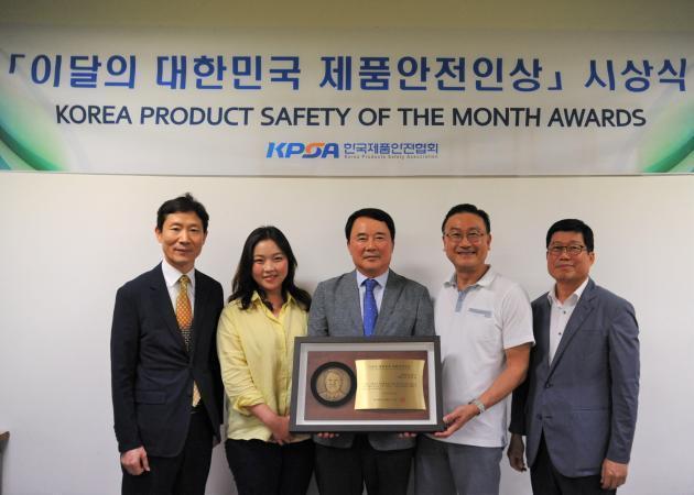이달의 제품안전인상을 수상한 지흥세 동양전자산업 대표(왼쪽 세 번째).