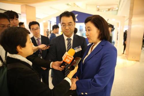박영선 장관이 ‘브랜드 K’ 런칭 행사에서 태국언론과 인터뷰를 하고 있다. 