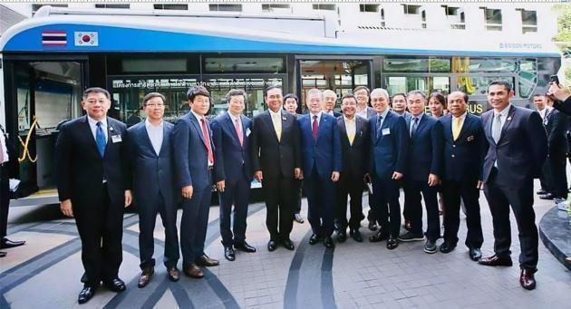 (왼쪽 네 번째부터) 강영권 에디슨모터스 대표, 쁘라윳 짠오차 태국 총리, 문재인 대통령이 2일 태국 방콕에서 열린 전기버스 ‘e-파이버드’ 시승 행사에 참석했다.