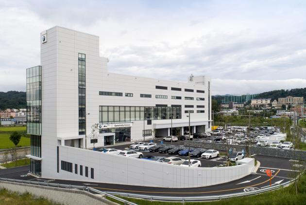 삼천리 모터스가 BMW 천안 통합센터를 확장 이전해 새롭게 개설했다.