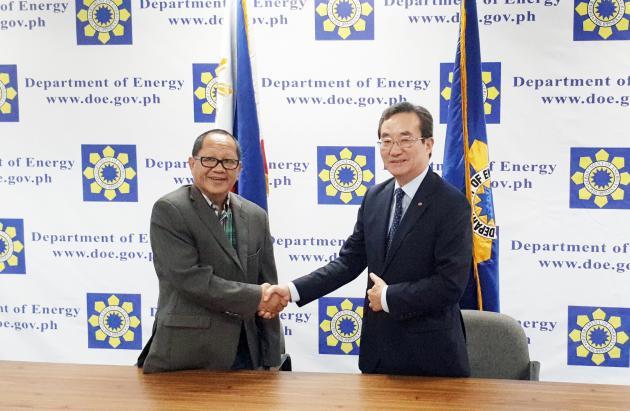한전KPS 김범년 사장(사진 오른쪽)과 필리핀 에너지부(DOE) 베니토 랑퀴(Benito L. Ranque) 차관(사장 왼쪽)이 필리핀 전력산업 협력방안에 대한 면담에 앞서 함께 악수를 나누고 있다.
