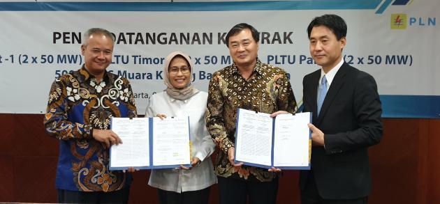 지난 9일 인도네시아 전력공사 본사에서 한국남동발전과 인도네시아 전력공사 관계자들이 팔루-3 석탄화력발전소에 대한 운영·정비(O&M) 계약을 체결한 뒤 기념사진을 촬영하고 있다.