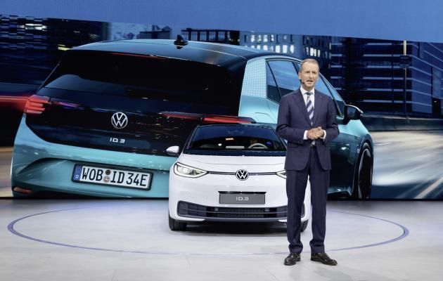 헤르베르트 디이스 폭스바겐 그룹 회장이 ‘2019 프랑크푸르트 모터쇼’에서 전기차 ‘ID.3’를 소개했다.