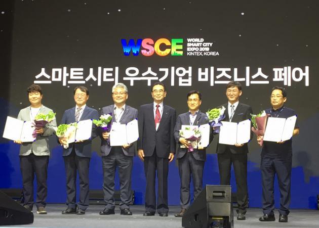 조상기 한국동서발전 발전기술개발원장(왼쪽에서 2번째)과 수상자들이 기념 촬영을 하고 있다. 
