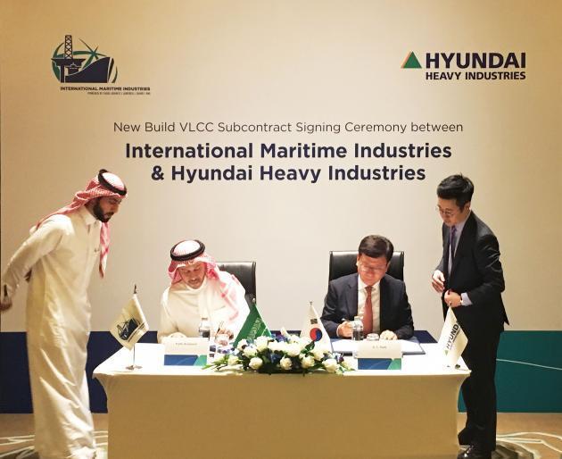 현대중공업이 최근 아랍에미리트 두바이에서 IMI, 바흐리와 체결한 초대형유조선(VLCC) 1척 계약식에서 현대중공업 박승용 부사장(오른쪽)과 IMI 파티 알 살림 대표가 서명하고 있다. 
